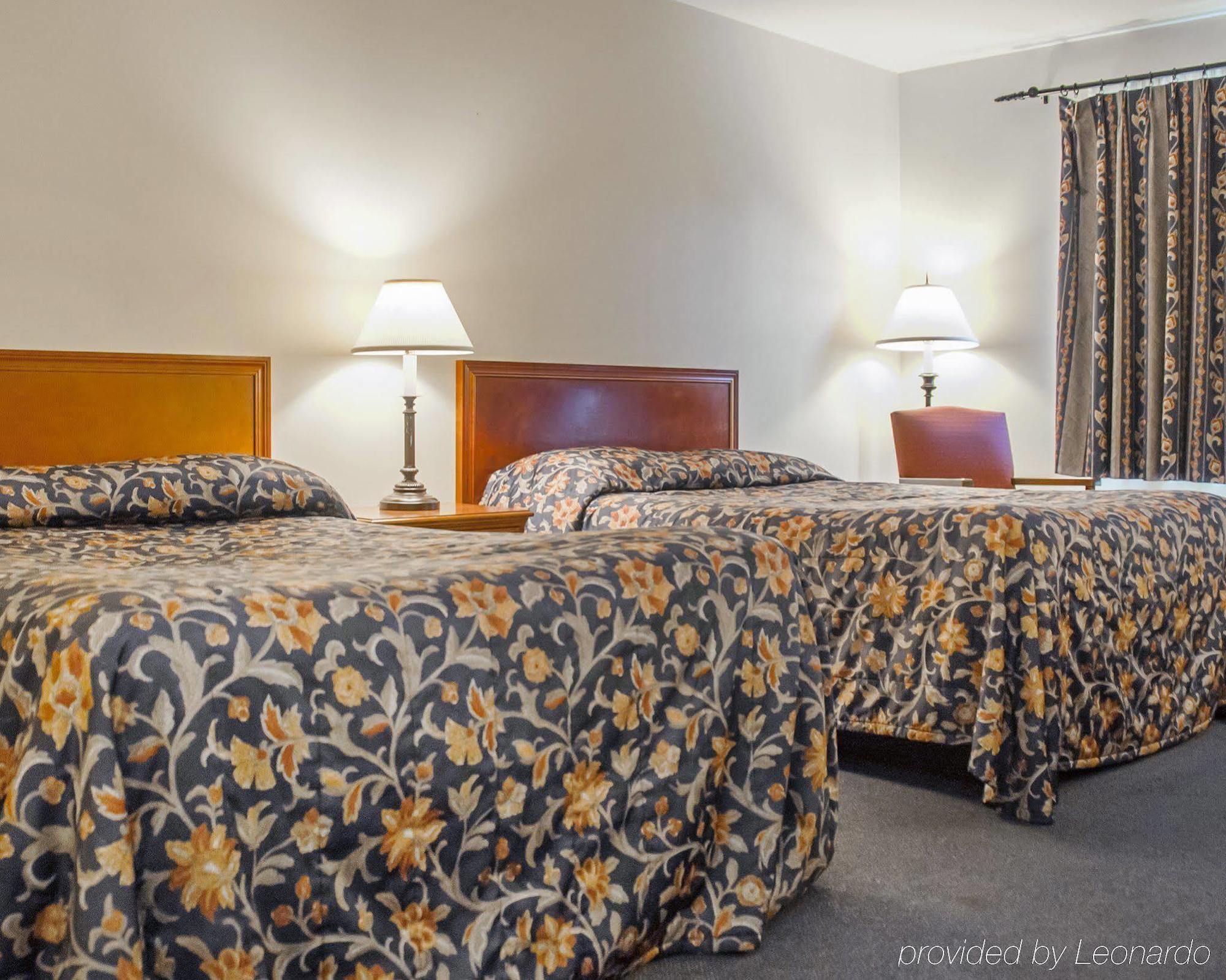 Econo Lodge Laval Luaran gambar