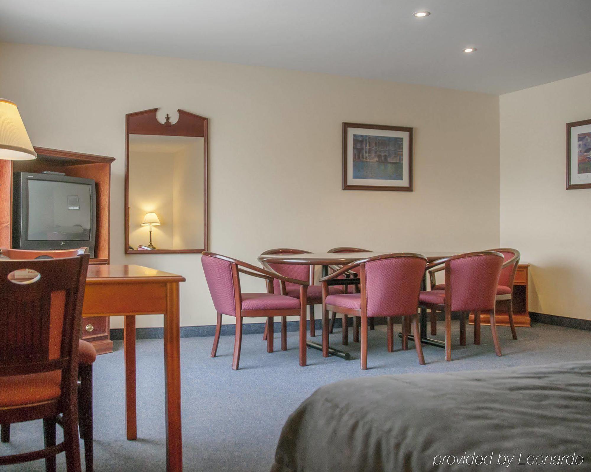 Econo Lodge Laval Luaran gambar